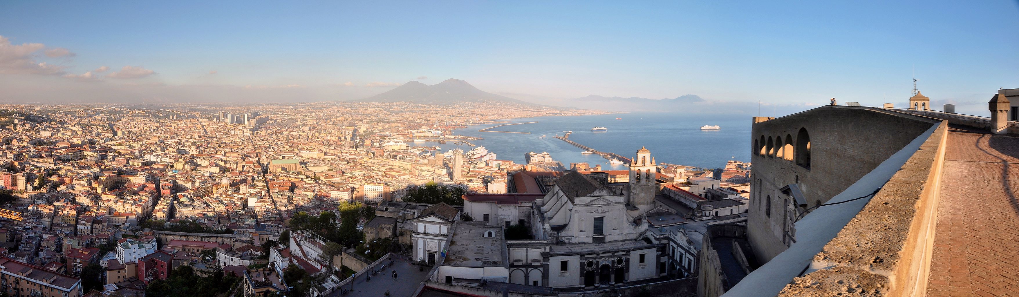  |Blick vom Castel Sant’Elmo nach Süden über die Stadt Neapel mit dem Hafen zum Vesuv